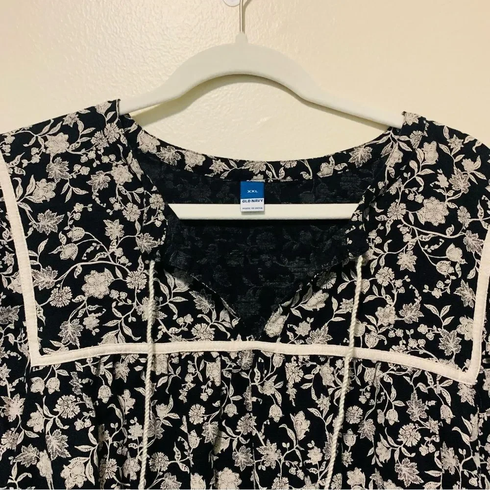 Old Navy Split Neck Boho Top Relaxed Floral Black and White peasant size xxl